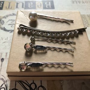 - Set of 5 Bobby pins